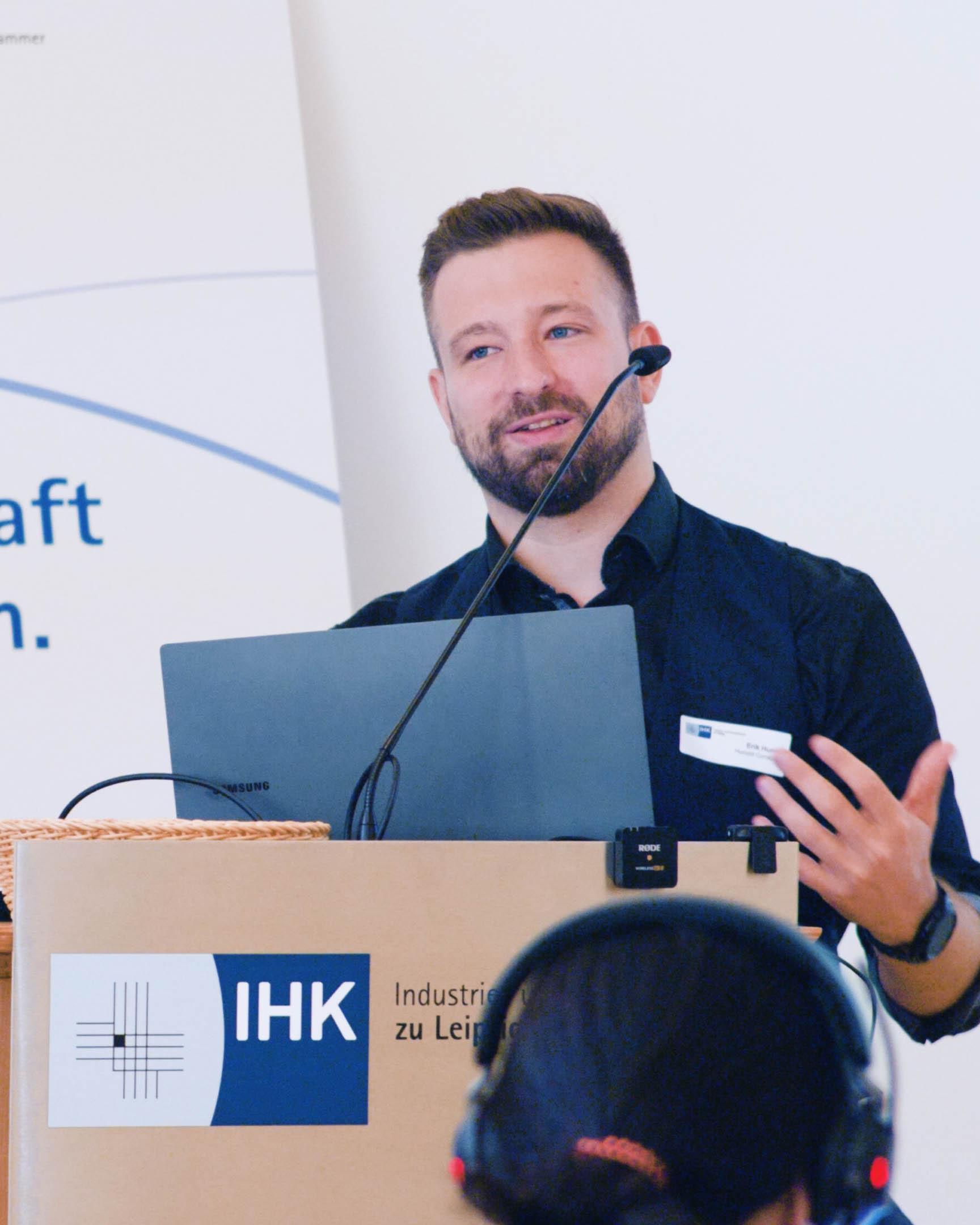 Erik Hunold beim Vortrag am Pult der IHK Leipzig