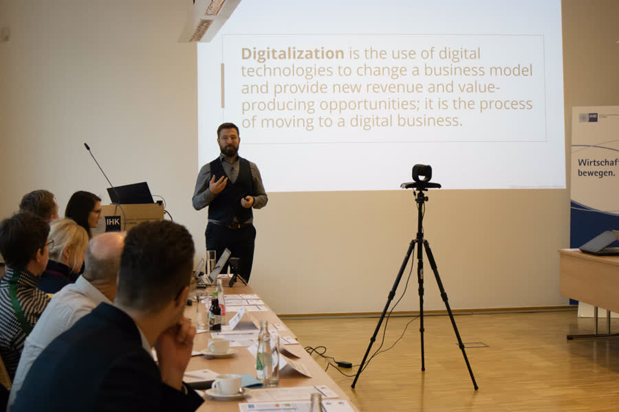 Erik Hunold am Rednerpult der IHK zu Leipzig bei einem Vortrag über Digitalisierung