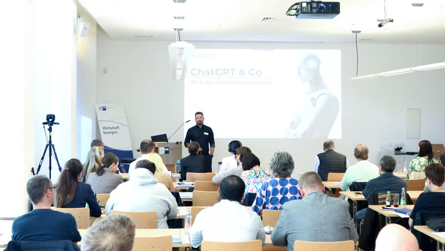 Erik Hunold beim Vortrag ChatGPT und Co in der Unternehmenspraxis vor vollem Saal in der IHK zu Leipzig