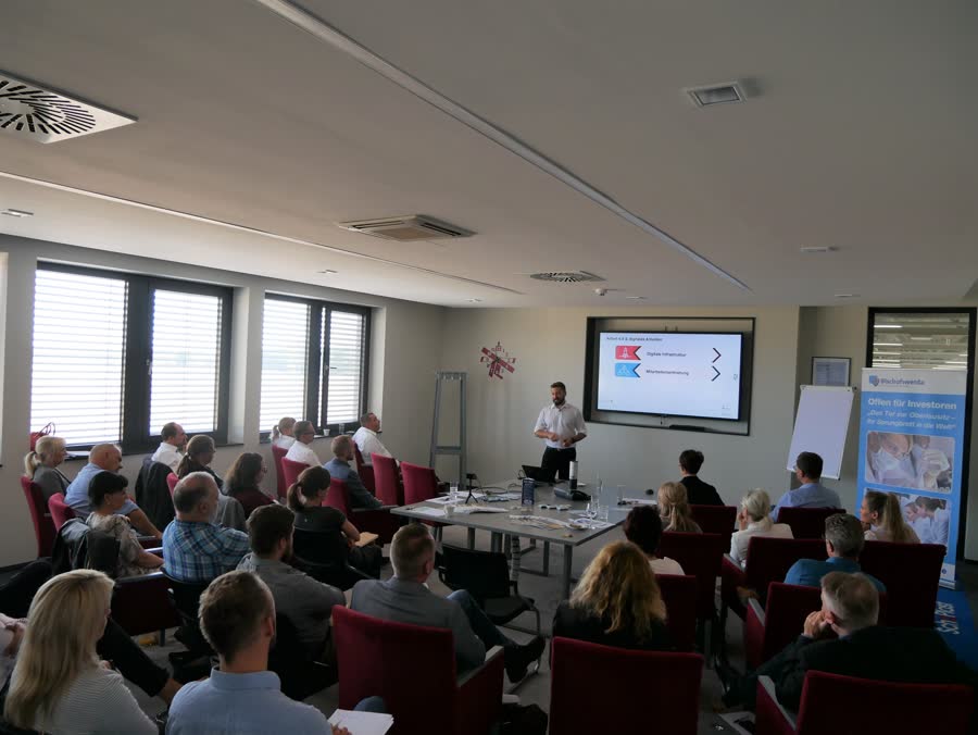 Erik Hunold beim Vortrag Arbeit 4.0 und digitales Arbeiten vor vollem Saal in Bischofswerda