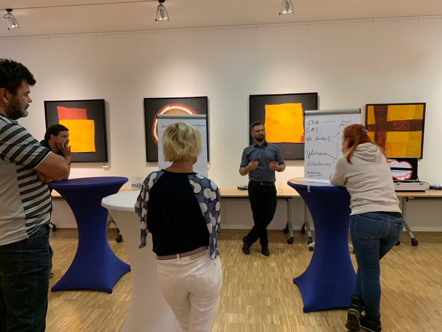 Erik Hunold moderiert einen Workshop am Flipchart zu CRM, Werkzeugen und Zeiterfassung